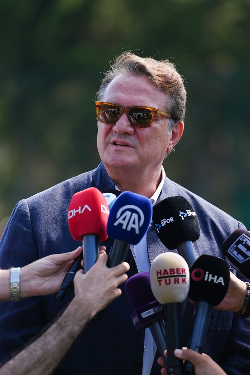 Beşiktaş Kulübü Başkanı Hasan Arat ile yönetim kurulu üyeleri, siyah-beyazlı futbol takımıyla bir...