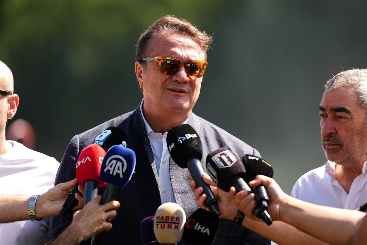 Beşiktaş Kulübü Başkanı Hasan Arat ile yönetim kurulu üyeleri, siyah-beyazlı futbol takımıyla bir...