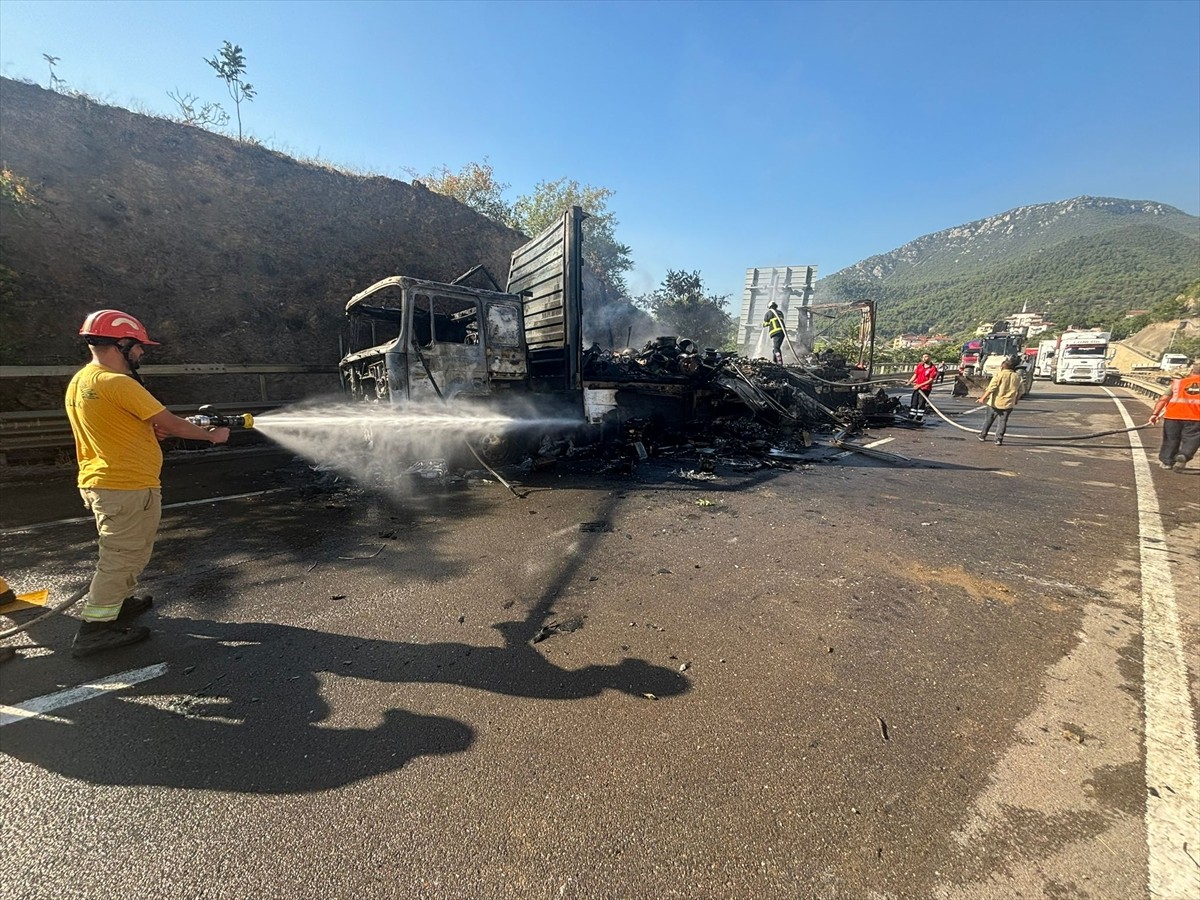 Bilecik'te seyir halindeki tırda çıkan yangın, itfaiye ekiplerince söndürüldü.