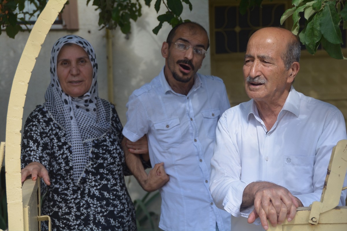 Bitlis'in Tatvan ilçesinde yaşayan serebral palsi hastası (beyin felci) 42 yaşındaki Levent Güzel...