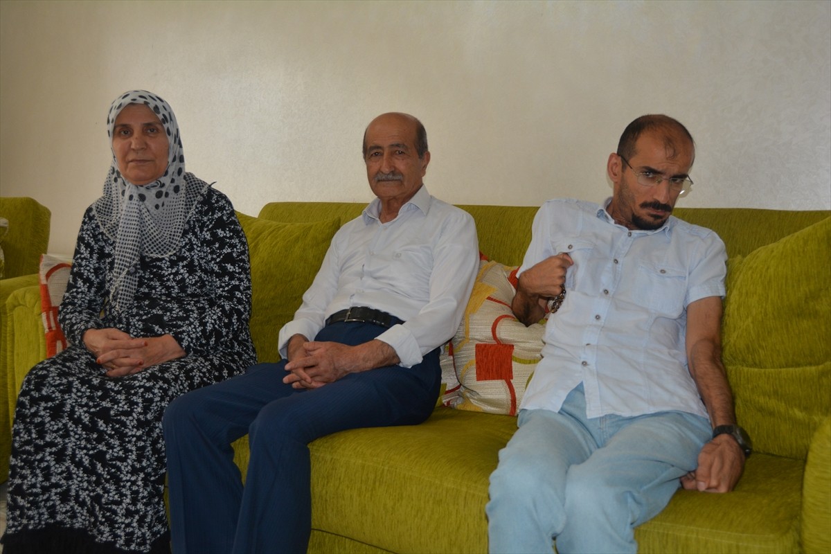 Bitlis'in Tatvan ilçesinde yaşayan serebral palsi hastası (beyin felci) 42 yaşındaki Levent Güzel...