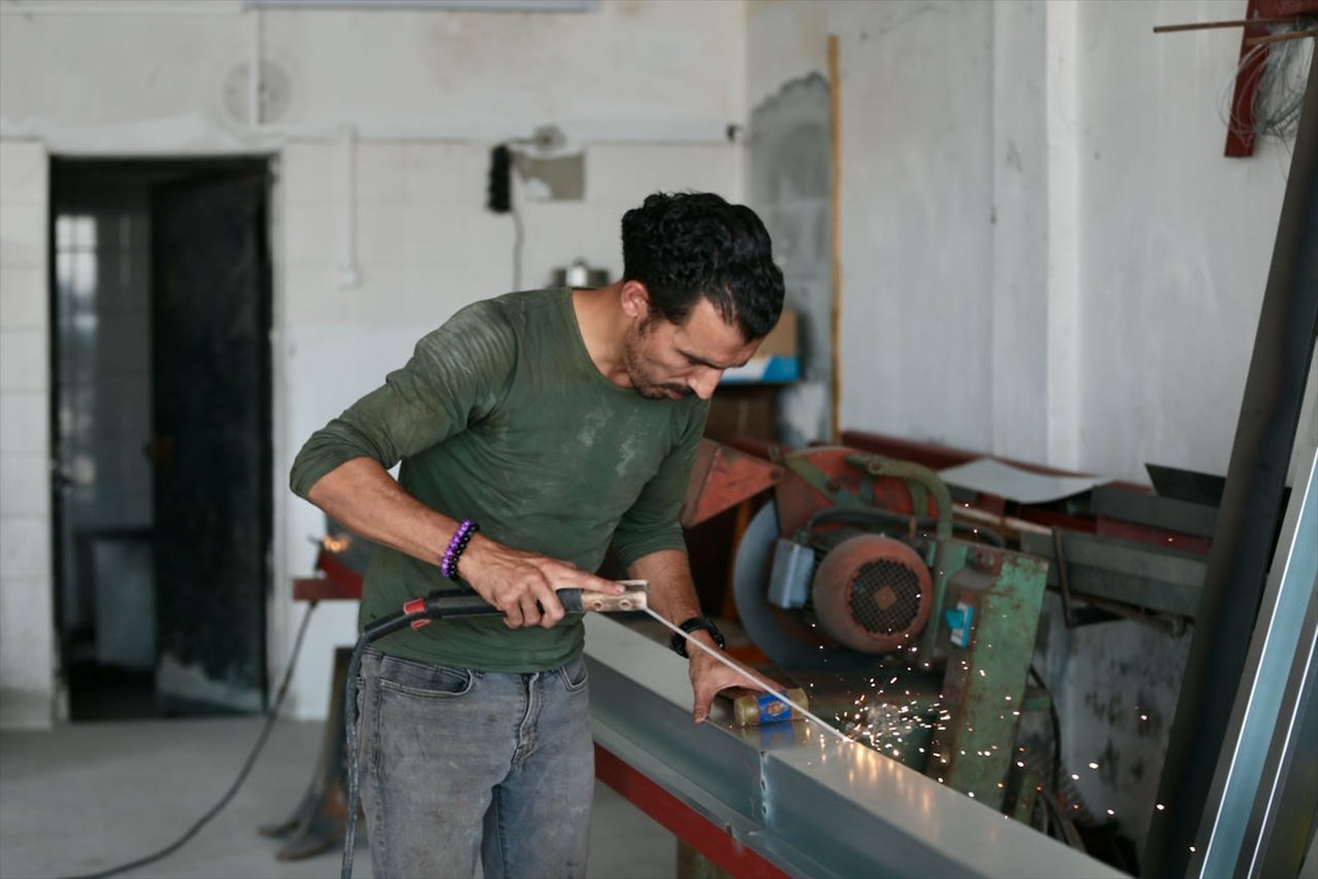 Bolu'nun Mengen ilçesinde, 55 yıllık demirci ustası babasının dükkanını ve mesleğini ayakta tutmak...