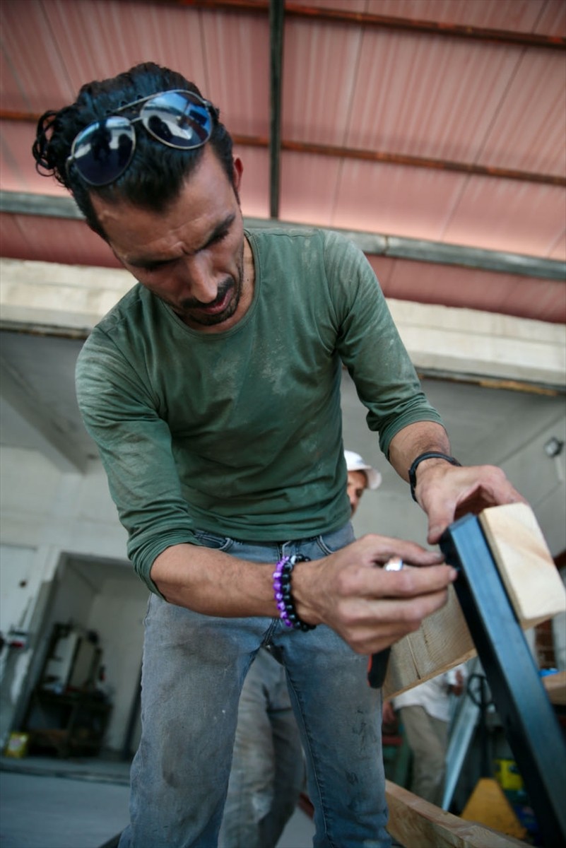 Bolu'nun Mengen ilçesinde, 55 yıllık demirci ustası babasının dükkanını ve mesleğini ayakta tutmak...