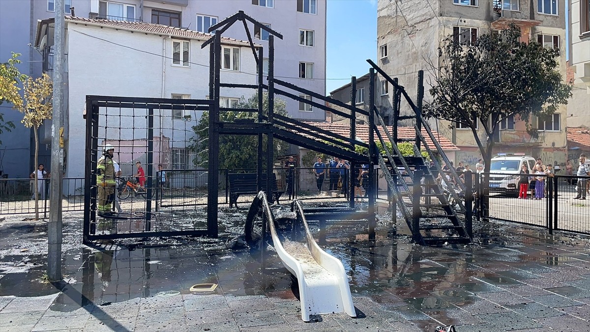Bursa'nın Gemlik ilçesindeki bir çocuk parkında bulunan oyun grupları henüz belirlenemeyen nedenle...