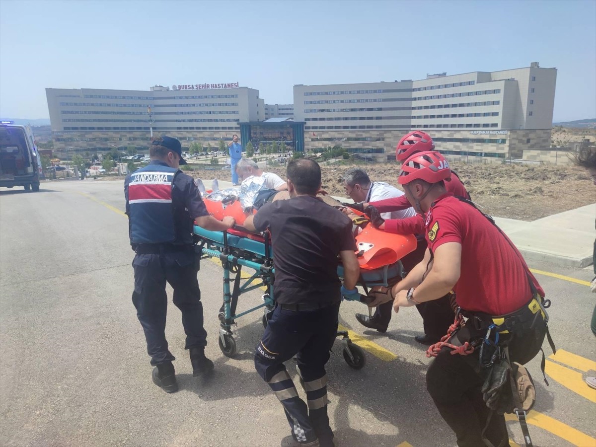 Bursa'nın İnegöl ilçesinde, off-road aracının uçuruma yuvarlanması sonucu yaralanan 2 kişi...