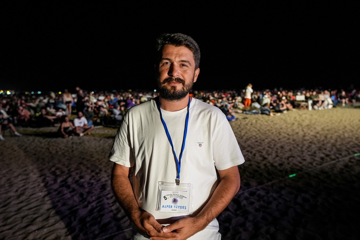 Bursa'nın Karacabey ilçesinde binlerce kişi "Perseid meteor yağmuru"nu gözlemledi. Sosyal medya...