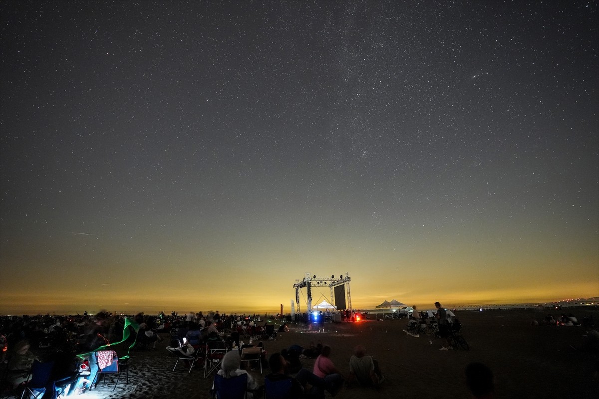 Bursa'nın Karacabey ilçesinde binlerce kişi "Perseid meteor yağmuru"nu gözlemledi. Sosyal medya...