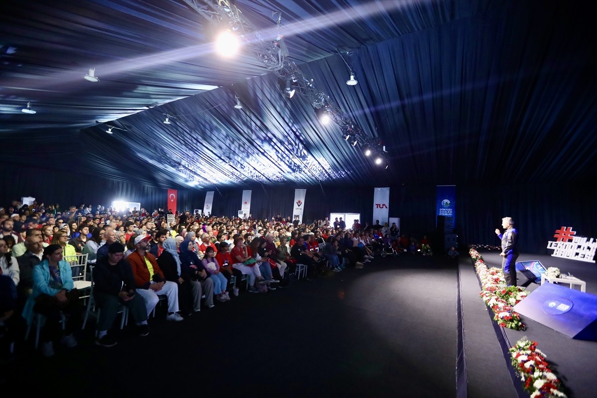 Bursa Uludağ'da düzenlenen TÜBİTAK'ın 26. Gökyüzü Gözlem Etkinliği ikinci gününde de etkinliklerle...