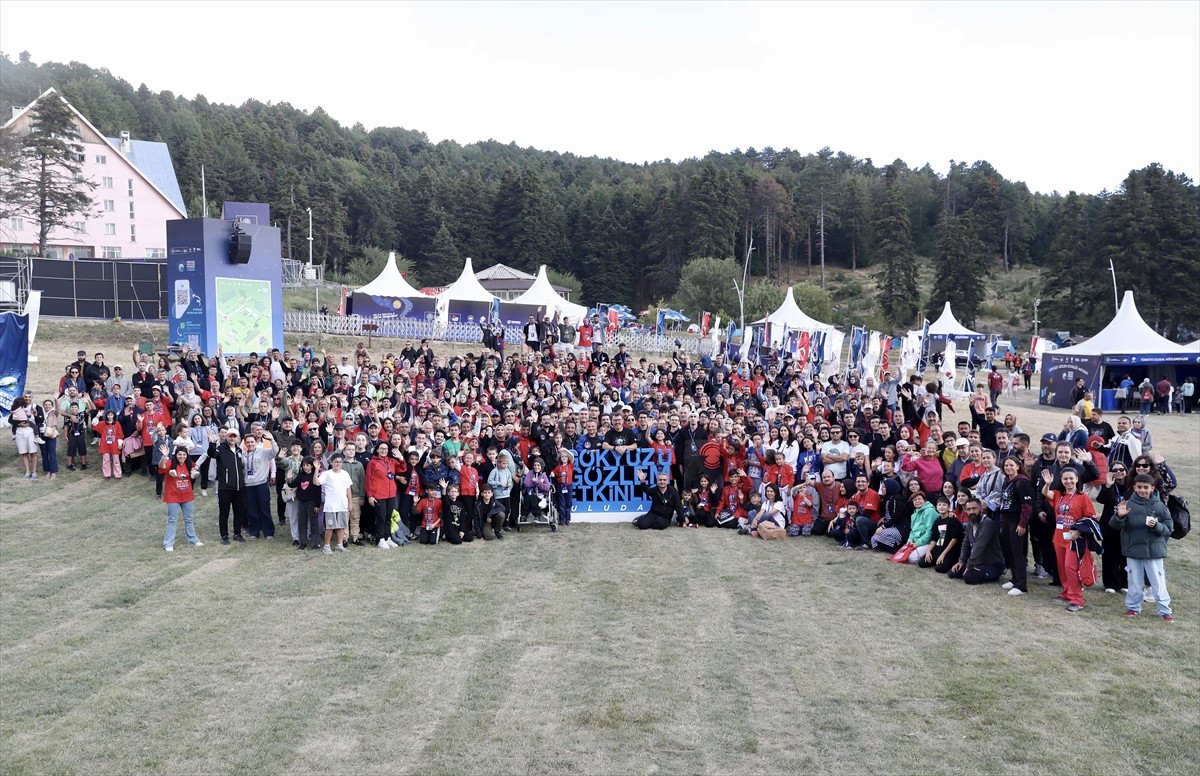 Bursa Uludağ'da düzenlenen TÜBİTAK'ın 26. Gökyüzü Gözlem Etkinliği ikinci gününde de etkinliklerle...