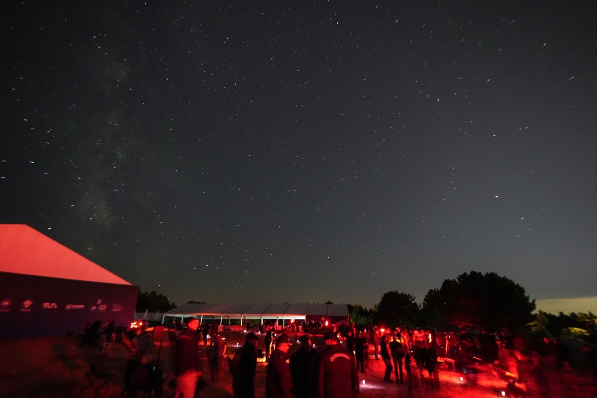 Bursa Uludağ'da TÜBİTAK'ın 26. Gökyüzü Gözlem Etkinliği başladı. Kirazlıyayla mevkiinde kurulan...