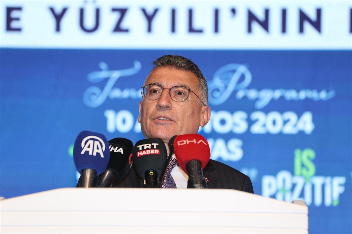 Çalışma ve Sosyal Güvenlik Bakanı Vedat Işıkhan (sağda), çeşitli temaslarda bulunmak üzere geldiği...