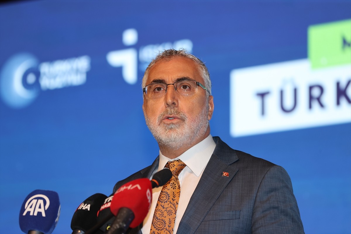 Çalışma ve Sosyal Güvenlik Bakanı Vedat Işıkhan (sağda), çeşitli temaslarda bulunmak üzere geldiği...