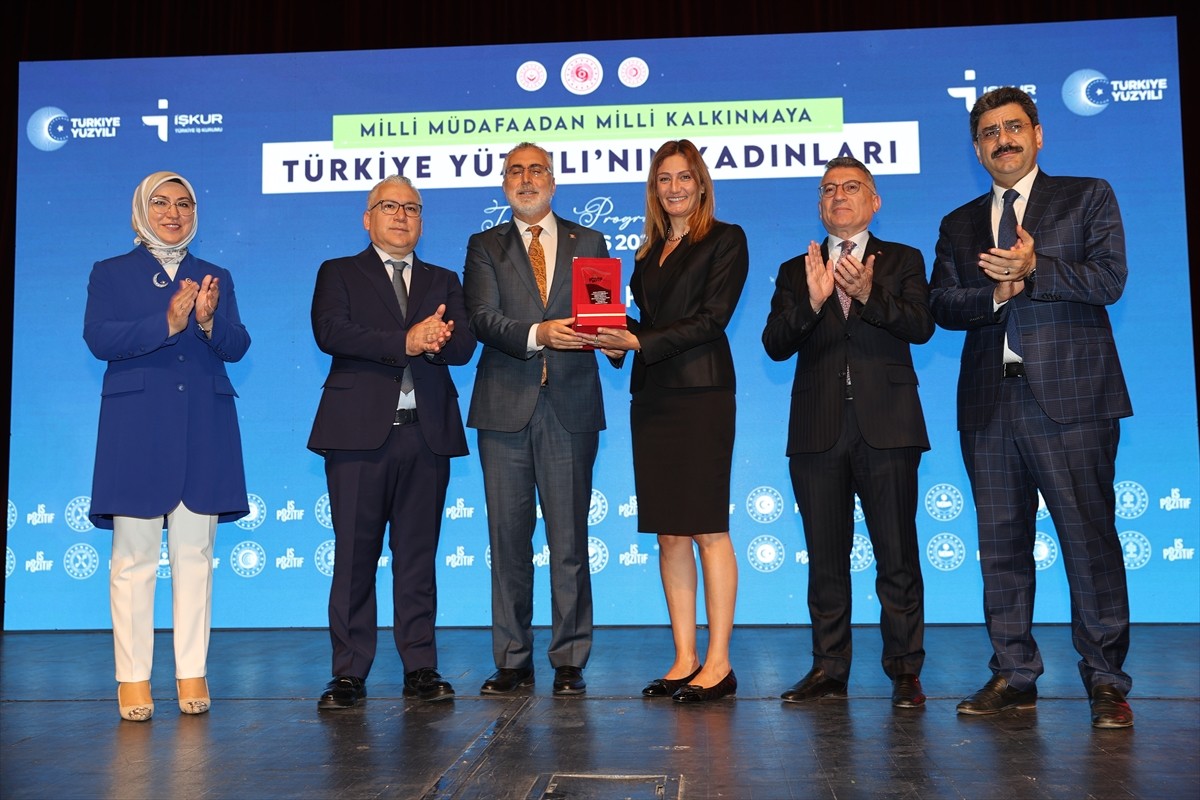 Çalışma ve Sosyal Güvenlik Bakanı Vedat Işıkhan (sağda), çeşitli temaslarda bulunmak üzere geldiği...