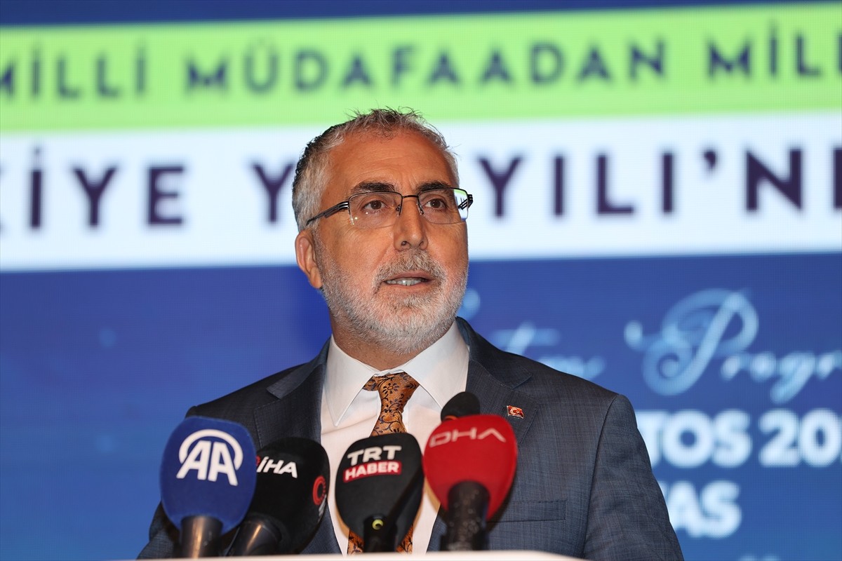 Çalışma ve Sosyal Güvenlik Bakanı Vedat Işıkhan (sağda), çeşitli temaslarda bulunmak üzere geldiği...