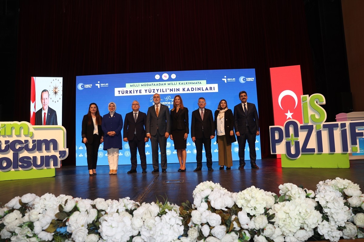 Çalışma ve Sosyal Güvenlik Bakanı Vedat Işıkhan (sağda), çeşitli temaslarda bulunmak üzere geldiği...