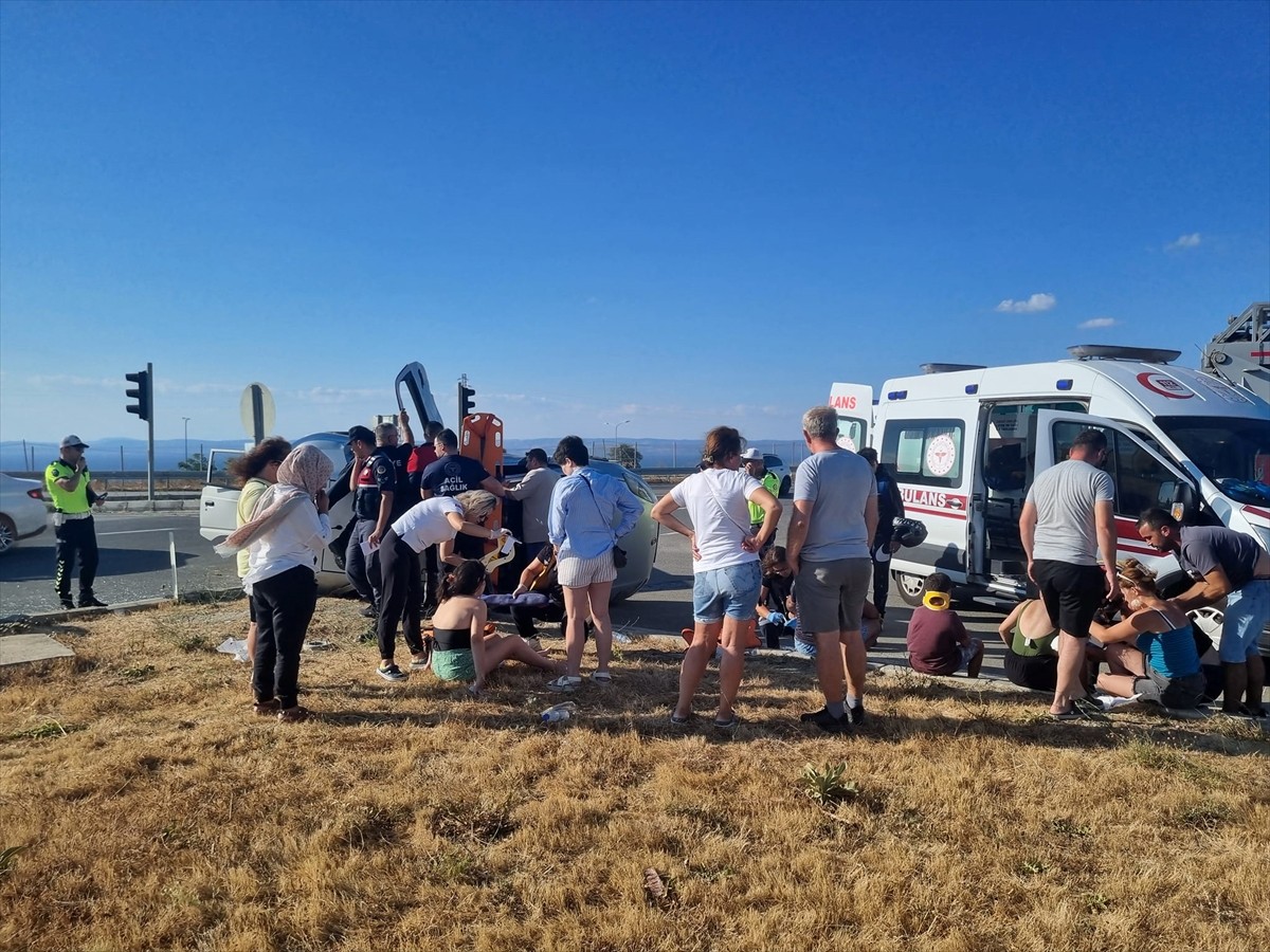 Çanakkale'nin Gelibolu ilçesinde iki aracın çarpışması sonucu 7 kişi yaralandı. Kaza yerine polis...