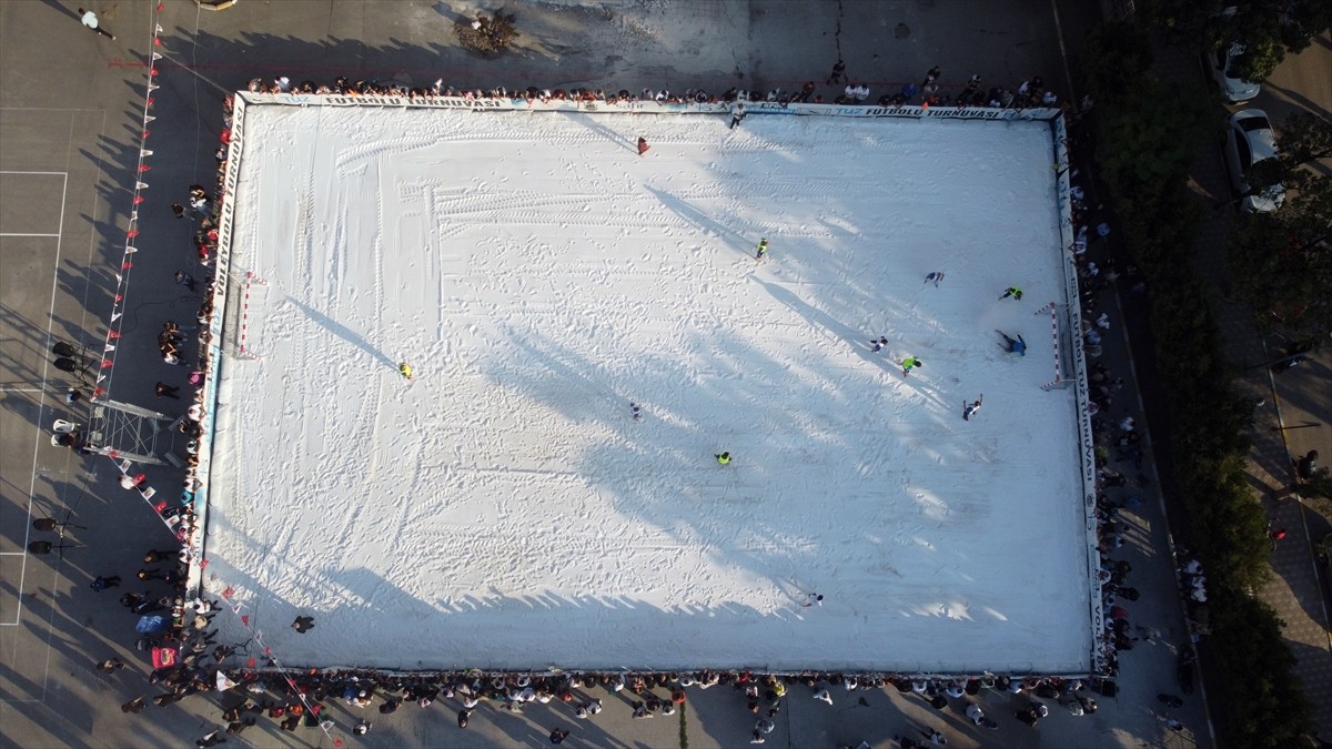 Çankırı'da, 3. Uluslararası Tuz Festivali kapsamında düzenlenen futbol turnuvası, tuzdan yapılan...
