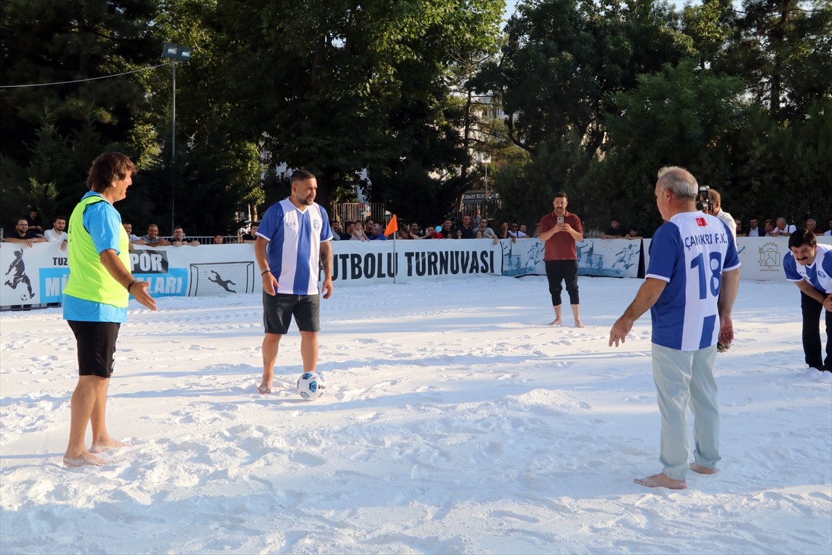 Çankırı'da, 3. Uluslararası Tuz Festivali kapsamında düzenlenen futbol turnuvası, tuzdan yapılan...