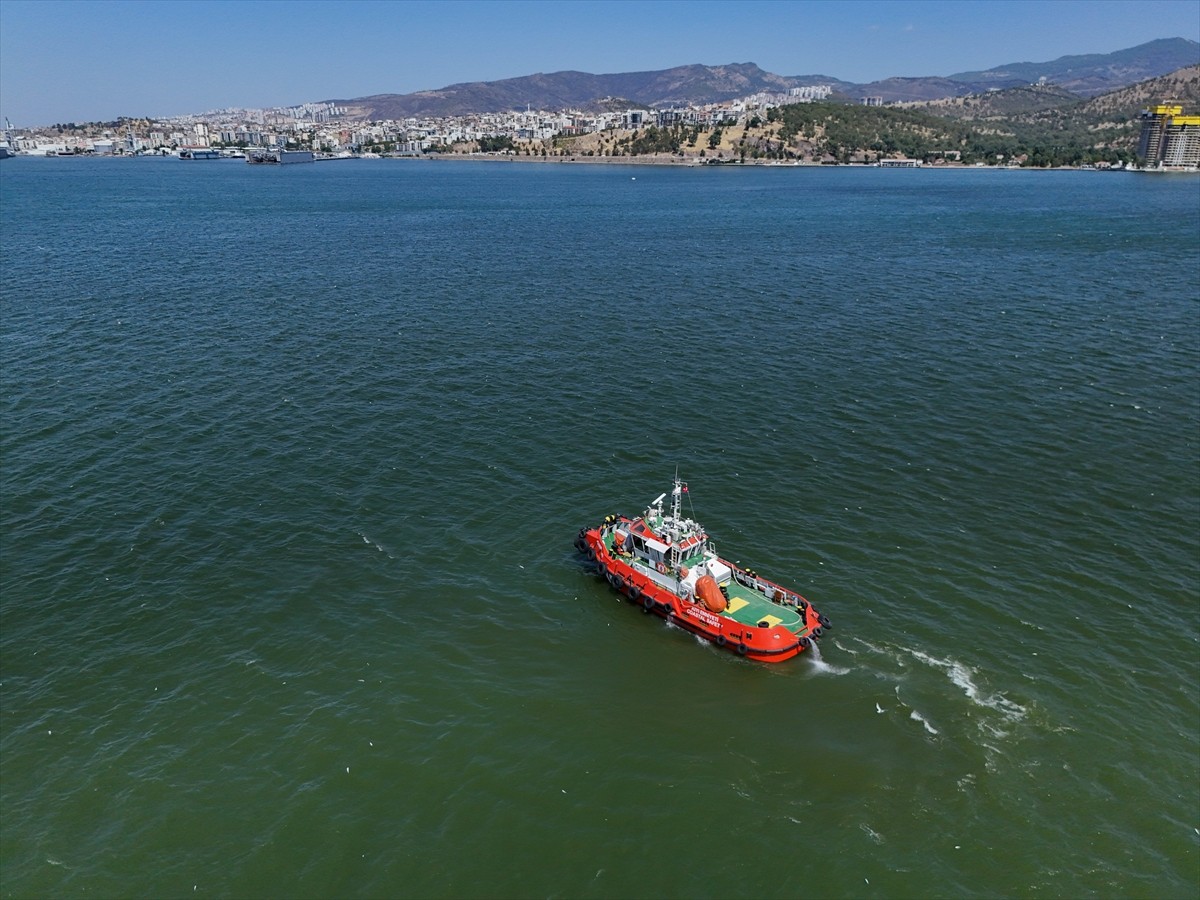 Çevre, Şehircilik ve İklim Değişikliği Bakanlığı ekipleri, İzmir Körfezi'nde meydana gelen balık...