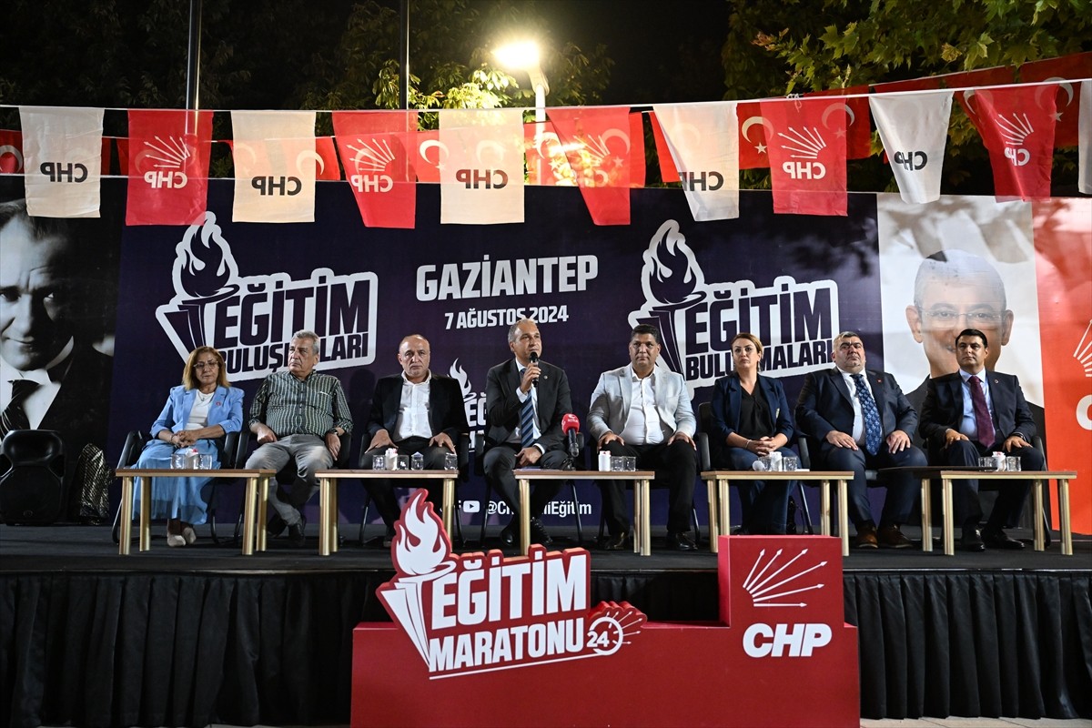 CHP Genel Başkan Yardımcısı Suat Özçağdaş (sağ2), Gaziantep'te partisinin il başkanlığını ziyaret...