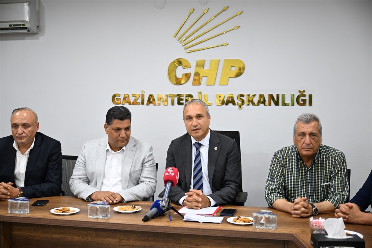 CHP Genel Başkan Yardımcısı Suat Özçağdaş (sağ2), Gaziantep'te partisinin il başkanlığını ziyaret...
