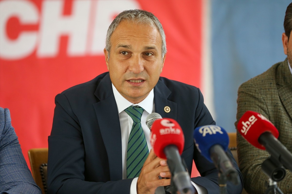 CHP Genel Başkan Yardımcısı Suat Özçağdaş (sağ4), bir dizi ziyaret için geldiği Hatay'da, eğitim...