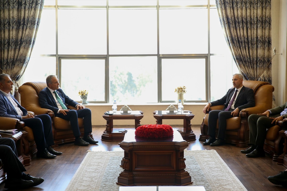 CHP Genel Başkan Yardımcısı Suat Özçağdaş (sağ4), bir dizi ziyaret için geldiği Hatay'da, eğitim...