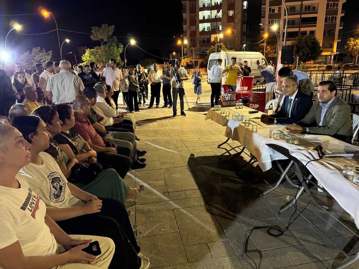 CHP Genel Başkan Yardımcısı Suat Özçağdaş (sağ4), bir dizi ziyaret için geldiği Hatay'da, eğitim...