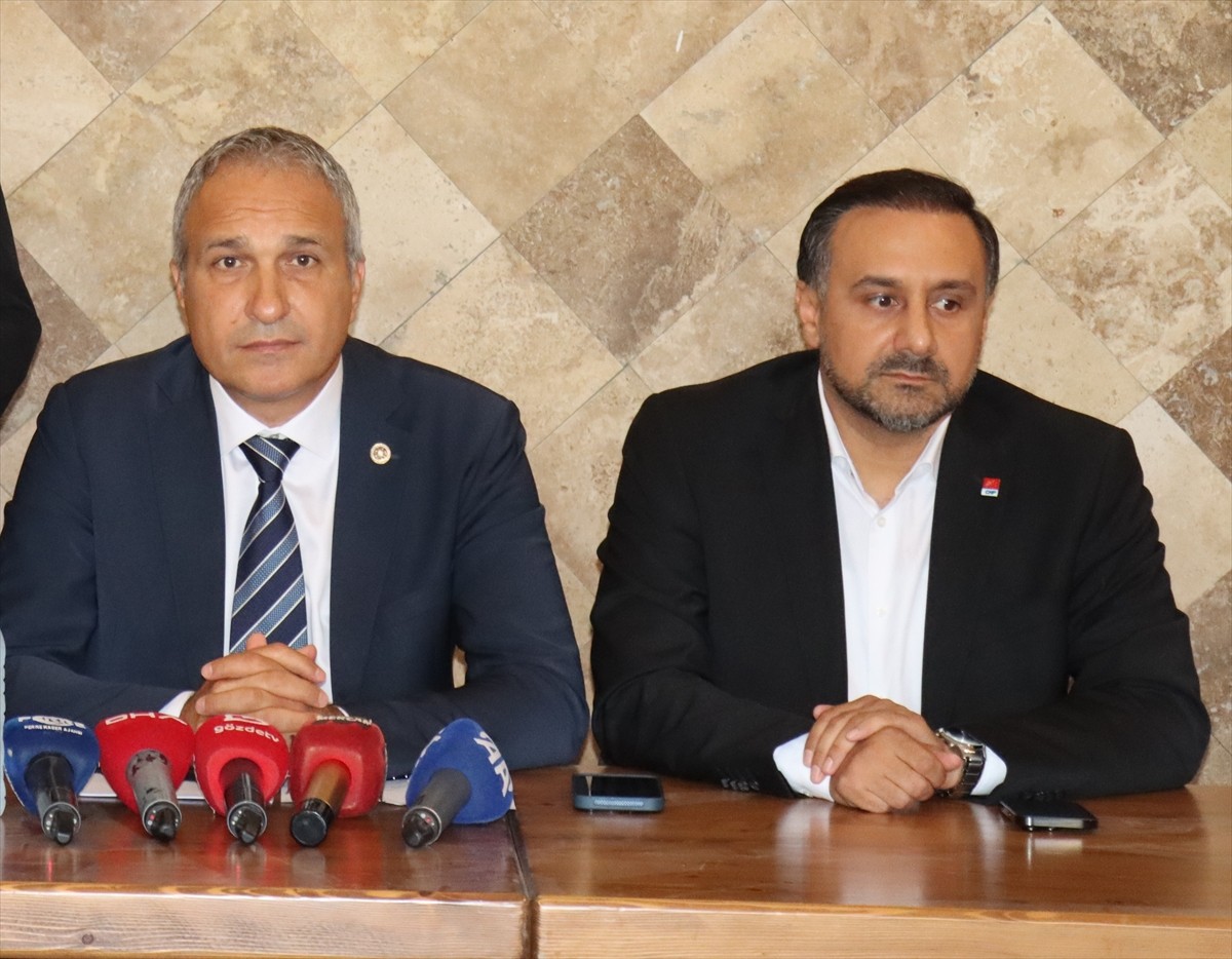 CHP Genel Başkan Yardımcısı Suat Özçağdaş (solda), Adıyaman'da eğitimcilerle bir araya...