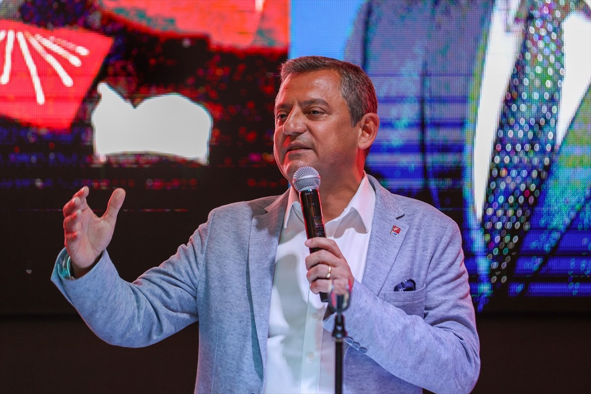 CHP Genel Başkanı Özgür Özel, CHP Kadın Kolları 15. Olağan Kurultayı öncesinde başkan adayları ve...