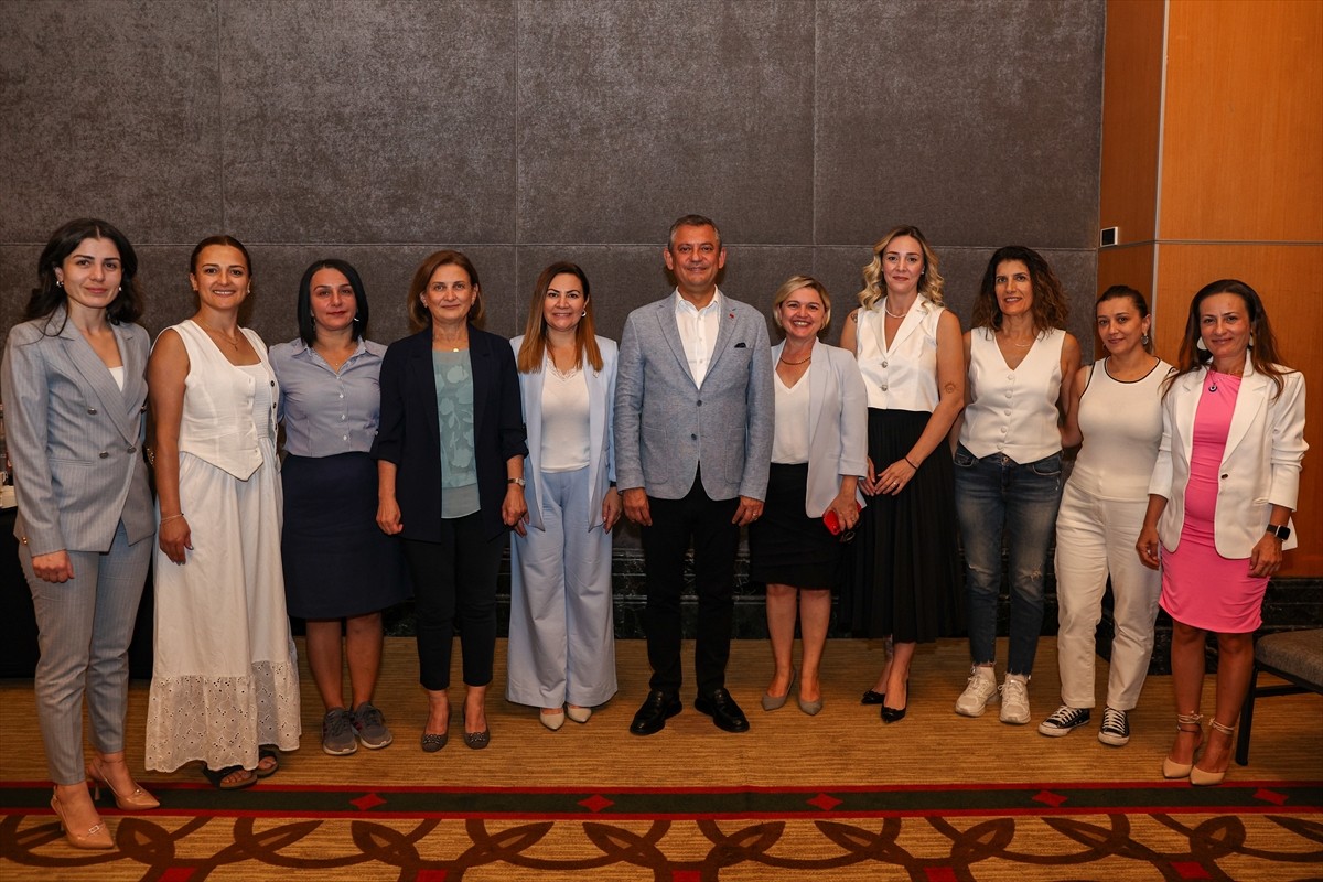 CHP Genel Başkanı Özgür Özel, CHP Kadın Kolları 15. Olağan Kurultayı öncesinde başkan adayları ve...