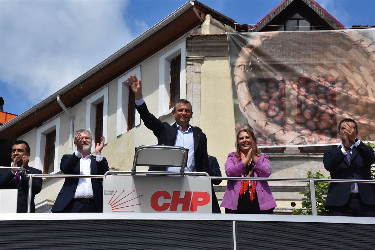 CHP Genel Başkanı Özgür Özel, partisince Giresun'daki Atatürk Meydanı'nda düzenlenen "fındık...
