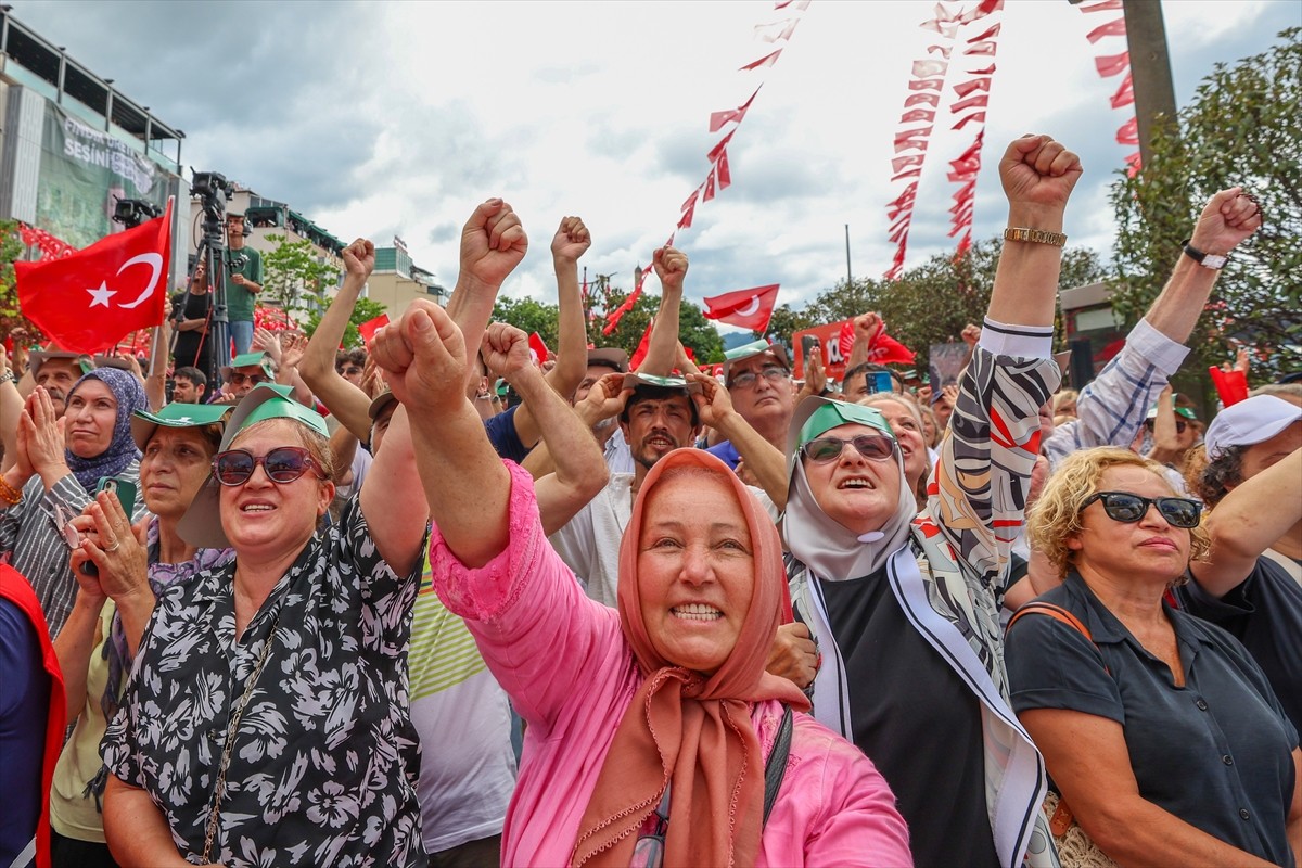 CHP Genel Başkanı Özgür Özel, partisince Giresun'daki Atatürk Meydanı'nda düzenlenen "fındık...
