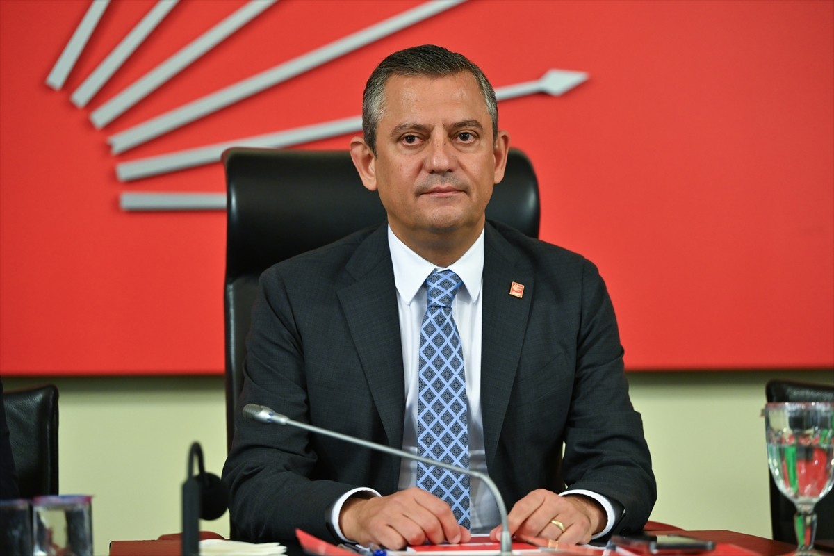 CHP Genel Başkanı Özgür Özel, partisinin genel merkezinde farklı illerden gelen eğitim alanında...