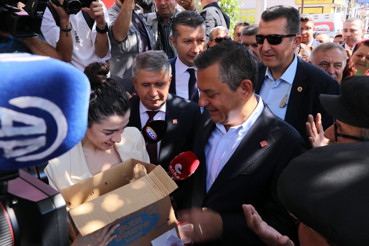 CHP Genel Başkanı Özgür Özel, partisinin il belediye başkanları toplantısı için Burdur'a gelen...