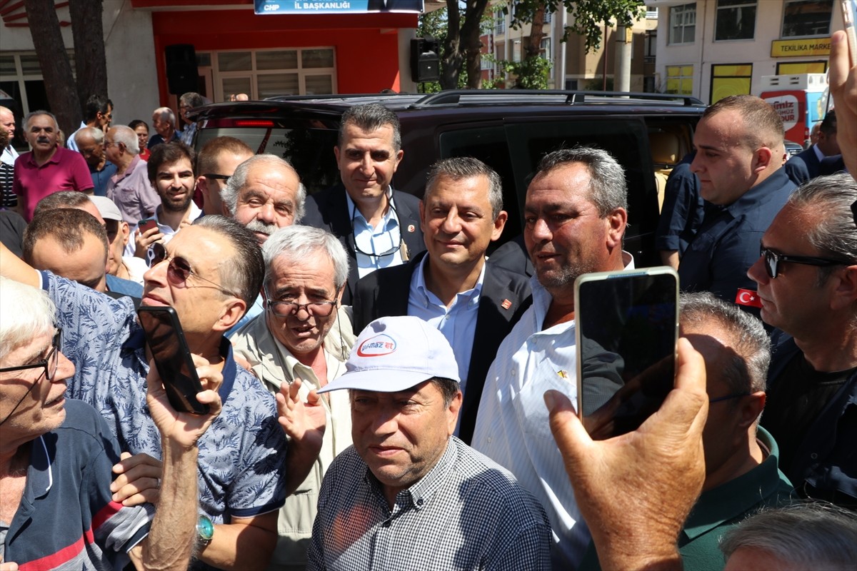 CHP Genel Başkanı Özgür Özel, partisinin il belediye başkanları toplantısı için Burdur'a gelen...