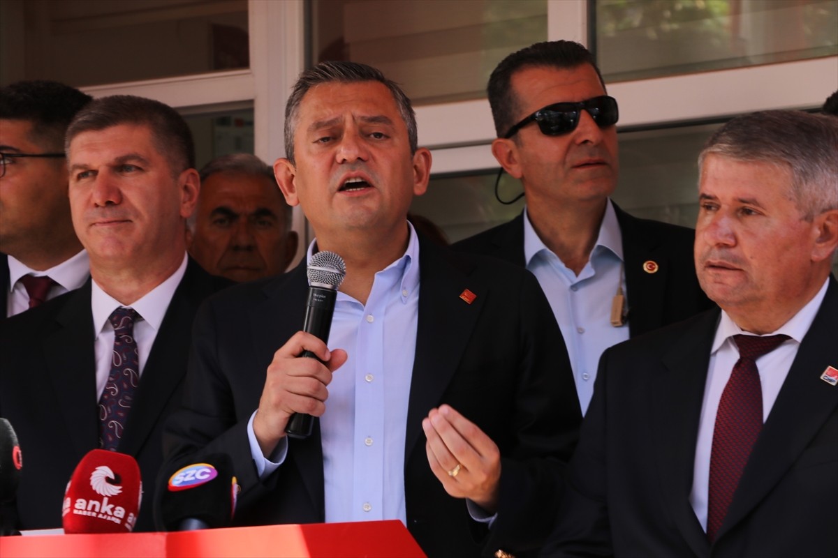 CHP Genel Başkanı Özgür Özel, partisinin il belediye başkanları toplantısı için Burdur'a gelen...