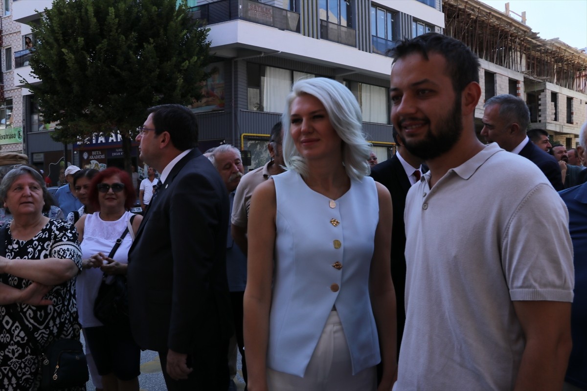 CHP Genel Başkanı Özgür Özel, partisinin il belediye başkanları toplantısı için Burdur'a gelen...