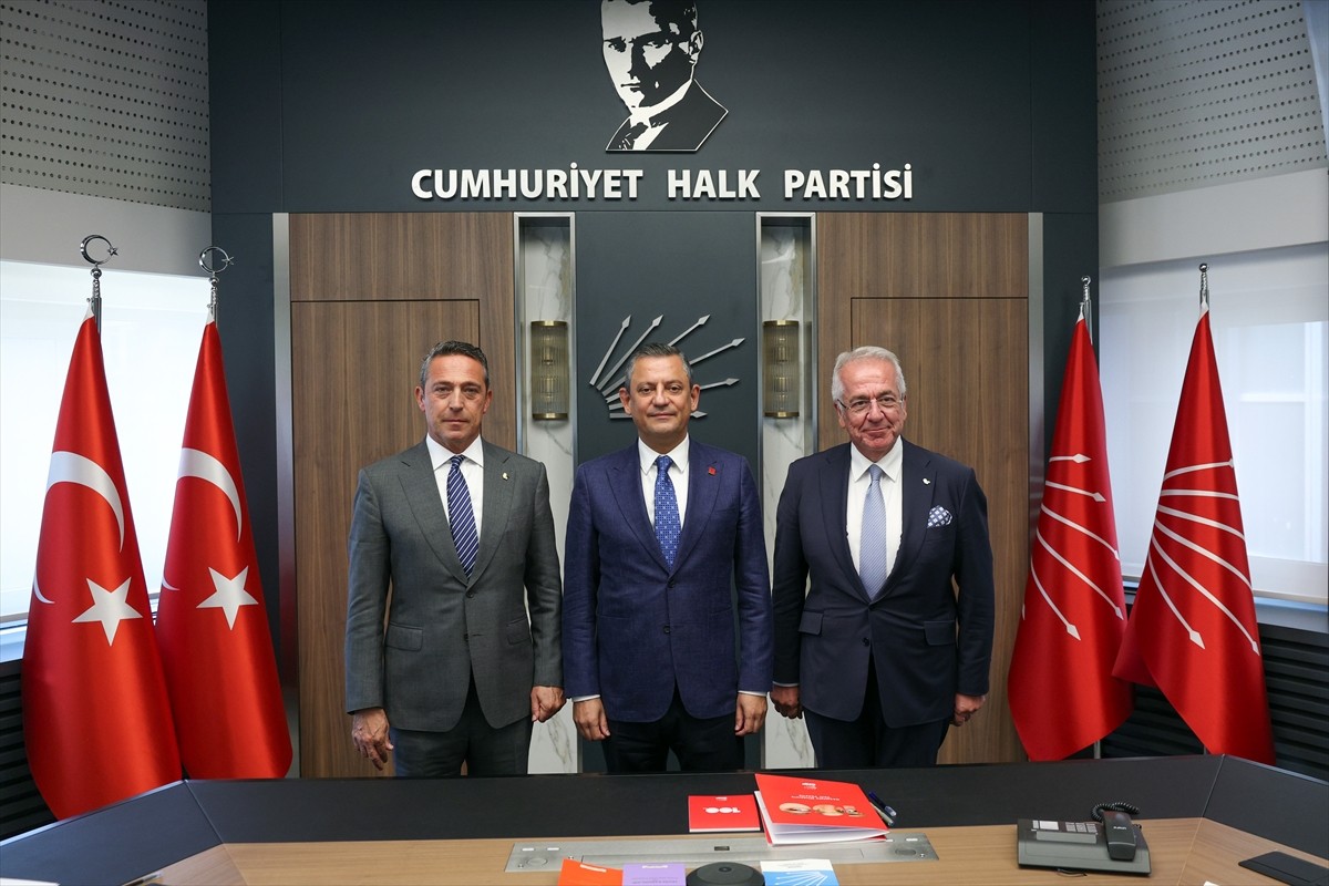 CHP Genel Başkanı Özgür Özel (sağda), Fenerbahçe Spor Kulübü Başkanı Ali Koç (solda) ve Yönetim...