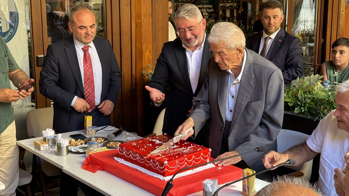Çorum'da yaklaşık 75 yıl hekimlik yapan ve 100 yaşına giren Doktor Rıfat Patır'ın (fotoğrafta)...