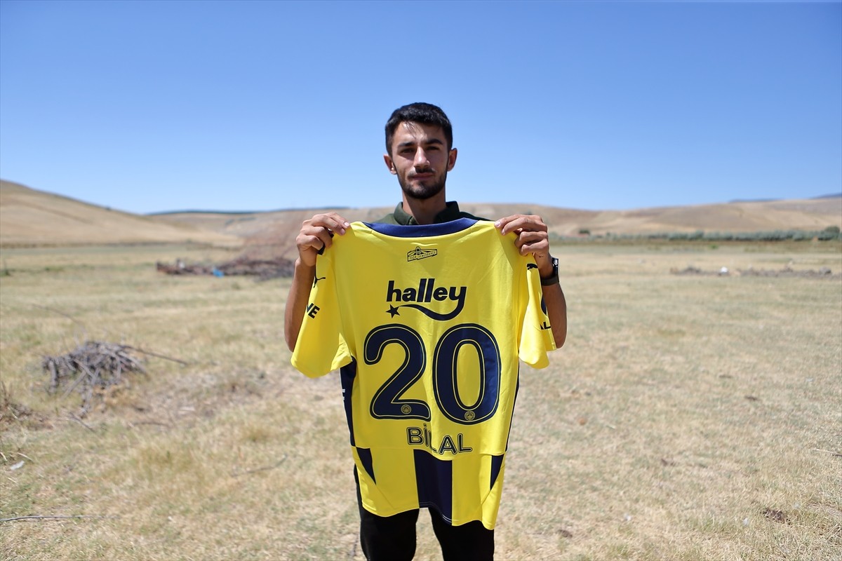 Çorum'un İskilip ilçesinde traktörüyle tarlasına "Fenerbahçe" yazdığı görüntüleri sosyal medyada...