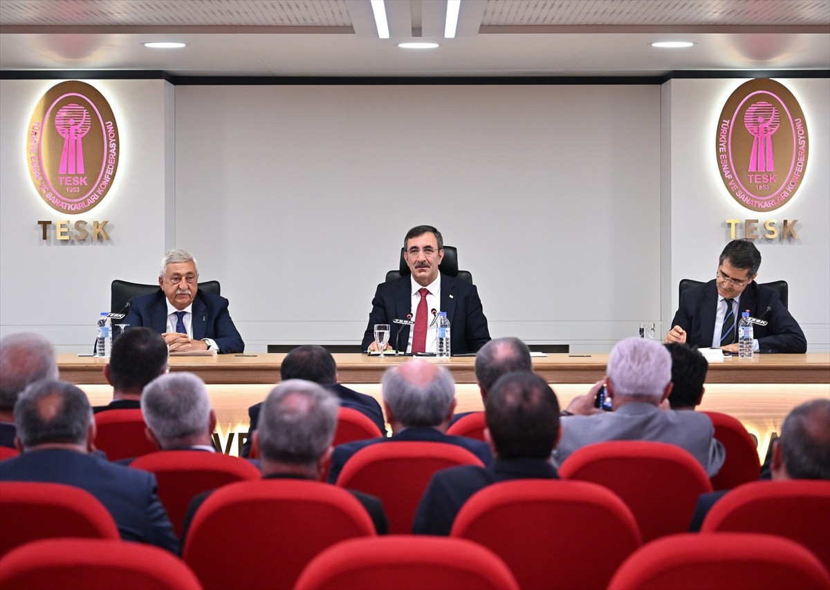 Cumhurbaşkanı Yardımcısı Cevdet Yılmaz (solda), Türkiye Esnaf ve Sanatkarları Konfederasyonunu...