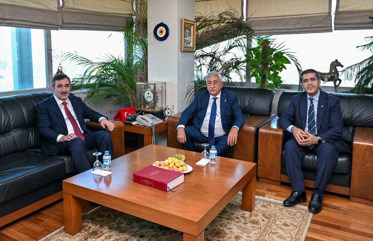 Cumhurbaşkanı Yardımcısı Cevdet Yılmaz (solda), Türkiye Esnaf ve Sanatkarları Konfederasyonunu...