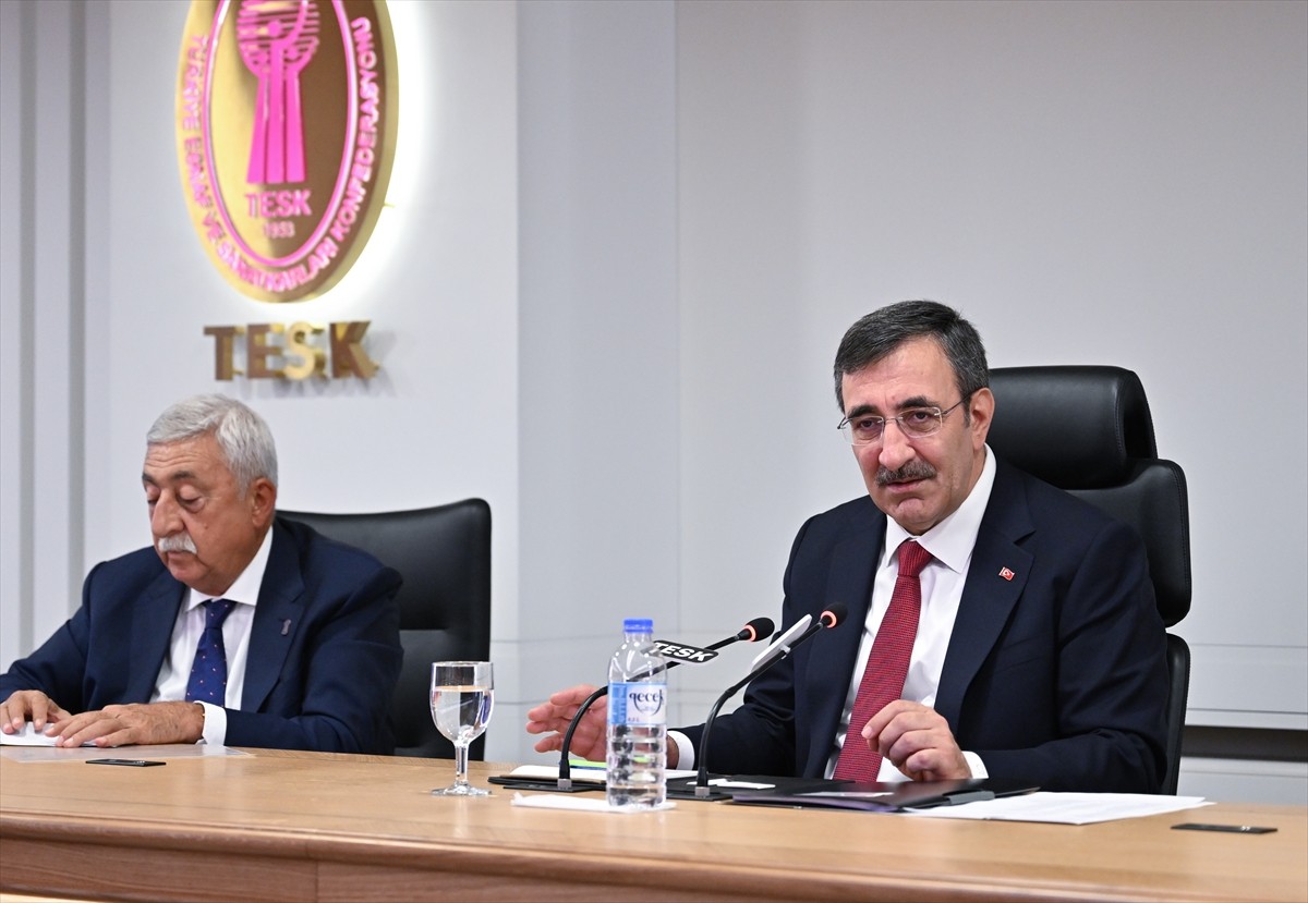 Cumhurbaşkanı Yardımcısı Cevdet Yılmaz (solda), Türkiye Esnaf ve Sanatkarları Konfederasyonunu...