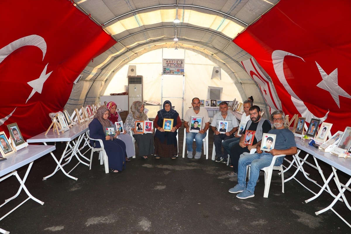 Dağa kaçırılan çocukları için eski HDP il binası önünde oturma eylemi yapan Diyarbakır anneleri...