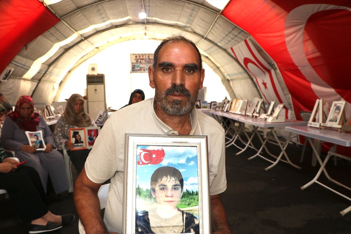 Dağa kaçırılan çocukları için eski HDP il binası önünde oturma eylemi yapan Diyarbakır anneleri...