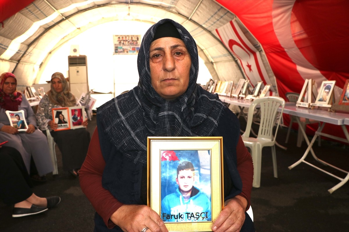 Dağa kaçırılan çocukları için eski HDP il binası önünde oturma eylemi yapan Diyarbakır anneleri...