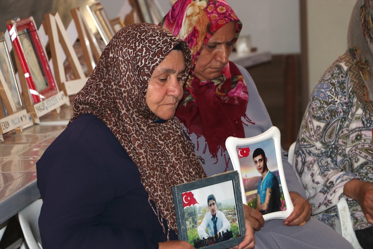 Dağa kaçırılan çocukları için eski HDP il binası önünde oturma eylemi yapan Diyarbakır anneleri...