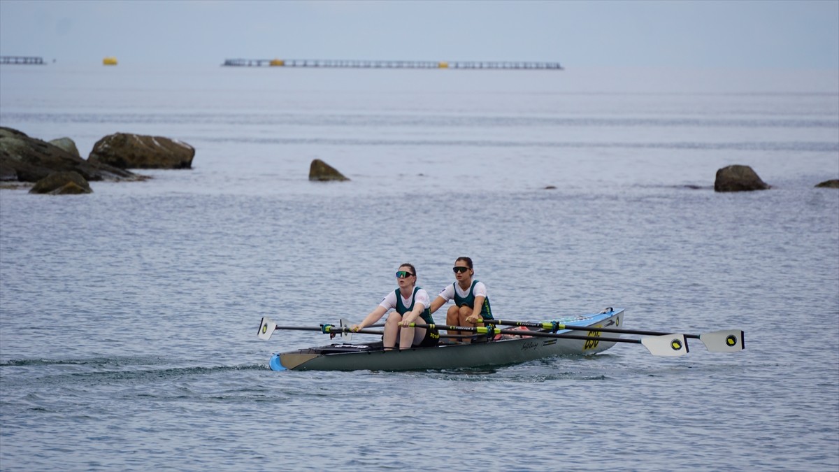 Deniz Küreği Türkiye Şampiyonası, 14 kulüpten 250 sporcunun katılımıyla Rize'de başladı.