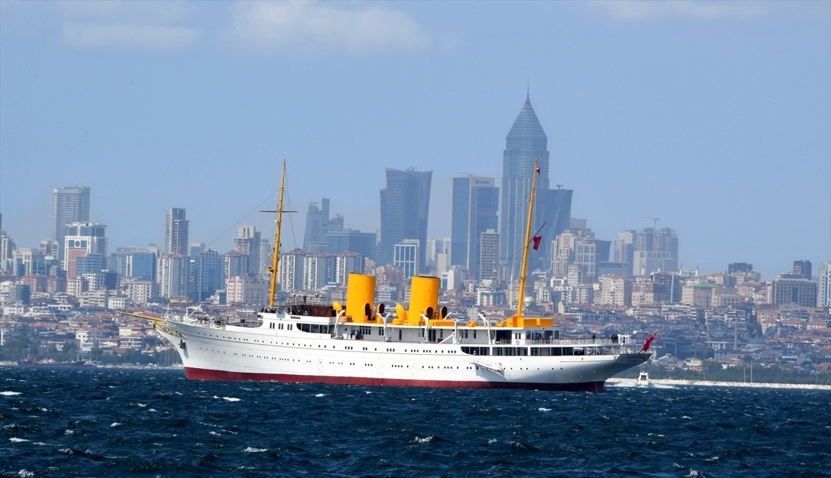 Deniz Kuvvetleri Komutanı Oramiral Ercüment Tatlıoğlu (sol 3), Mustafa Kemal Atatürk'ün "manevi...